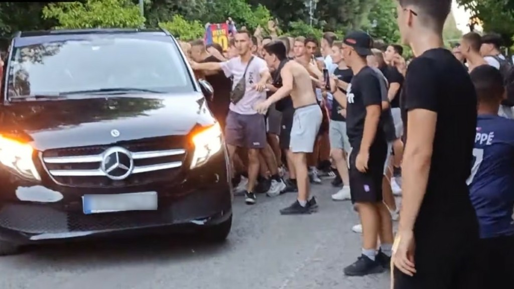 Πανικός έξω από το Μαξίμου – Εκατοντάδες νεαροί φώναζαν «Κριστιάνο Ρονάλντο»
