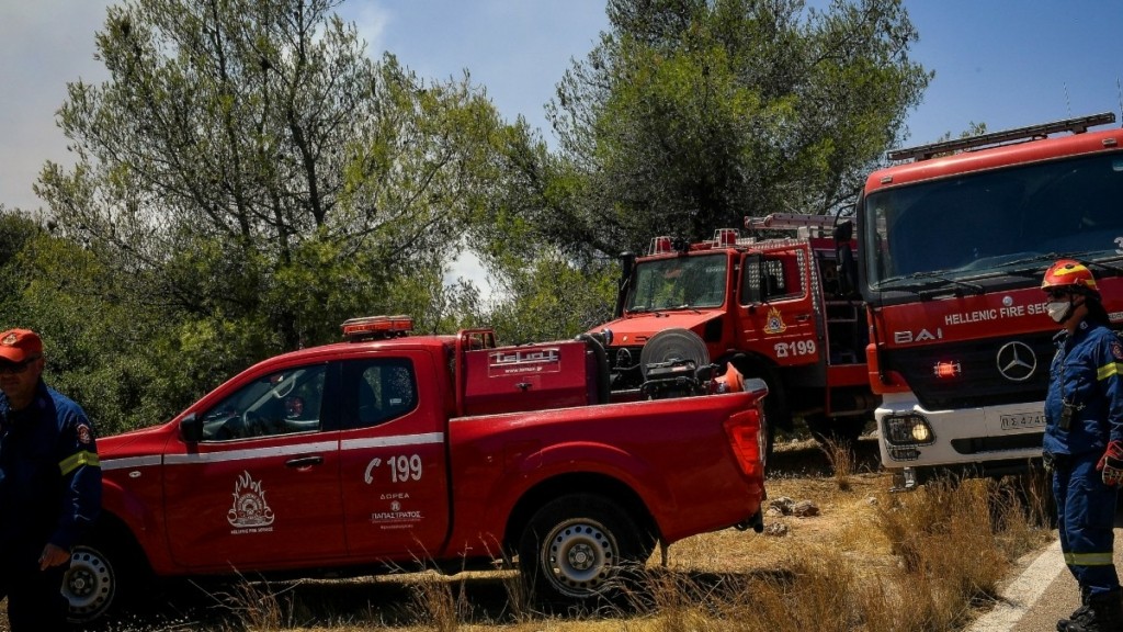 Φωτιά στο Σοφικό Κορινθίας: Στο νοσοκομείο με καρδιακό επεισόδιο πυροσβέστης – Ισχυρές δυνάμεις υπό τον φόβο αναζωπυρώσεων