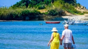 Guardian: “Ελλάδα, η Ταϊλάνδη της Ευρώπης” – Η ανάλυση για τις διακοπές των Ελλήνων που έγιναν “όνειρο θερινής νυχτός”