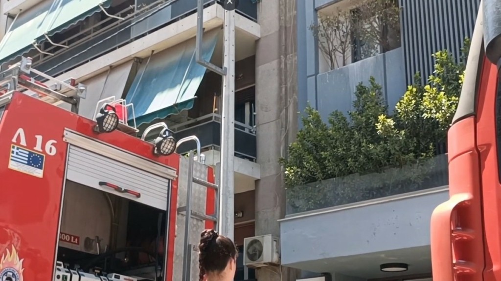 Φωτιά σε διαμέρισμα στην Καλλιθέα – Εντοπίστηκε νεκρό ένα σκυλάκι (vid)