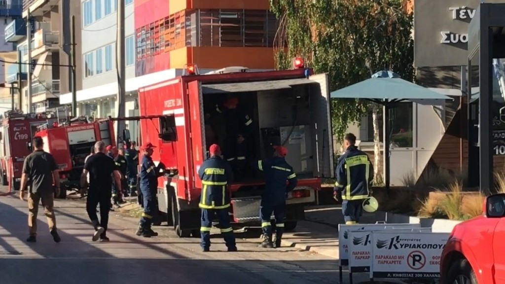 Φωτιά σε κτίριο στη Λεωφόρο Κηφισίας στο Χαλάνδρι – Τέθηκε άμεσα υπό έλεγχο (vid)