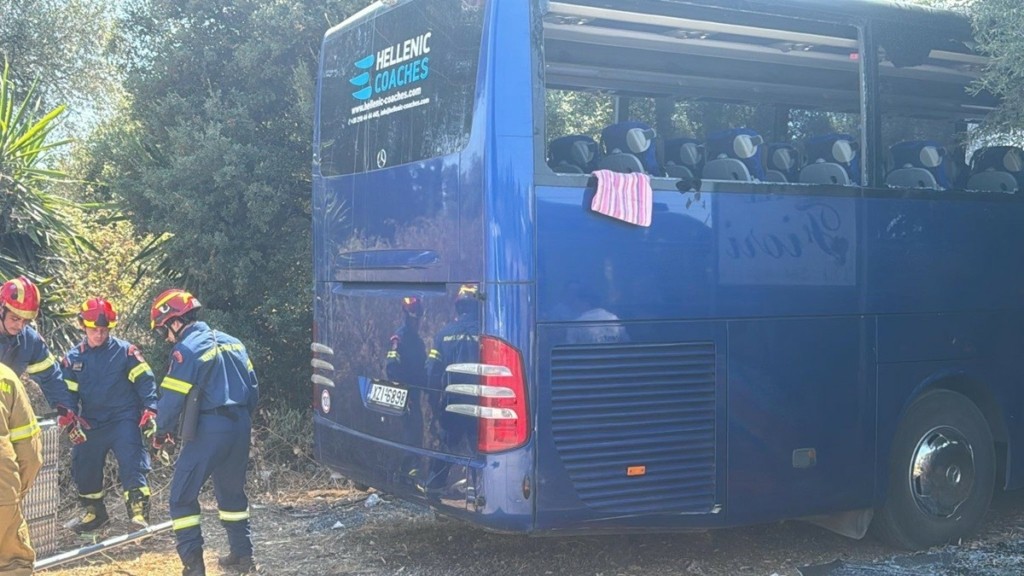 Τραγωδία στην Κέρκυρα – Ένας νεκρός και δυο σοβαρά τραυματίες μετά τη σύγκρουση τουριστικού λεωφορείου με φορτηγό