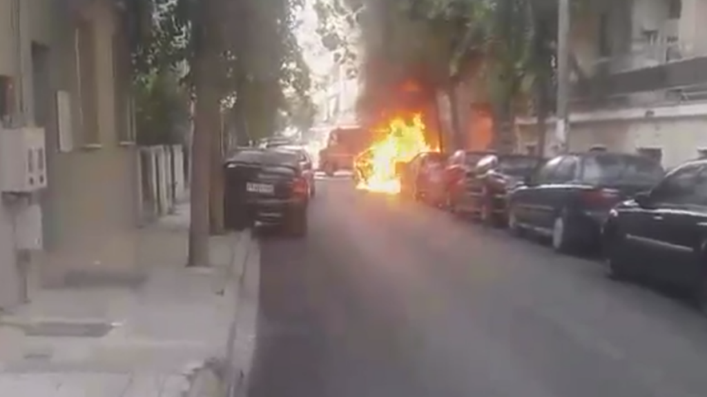 Λάρισα: Στάχτη έγινε αυτοκίνητο στο κέντρο της πόλης – Δείτε βίντεο