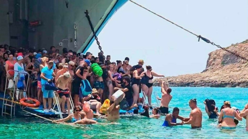Παραλία Μπάλου: Τοποθετήθηκε ξανά η πλωτή εξέδρα – «Κακώς έγινε κάτι τέτοιο», λέει ο Δήμαρχος