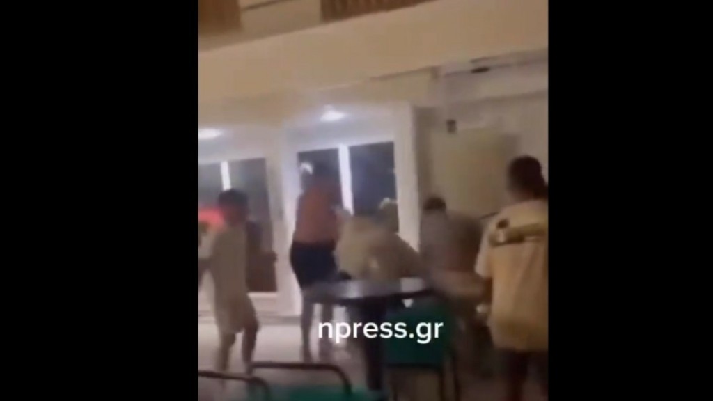 Ναύπακτος: Άγρια συμπλοκή μεταξύ νεαρών (vid)