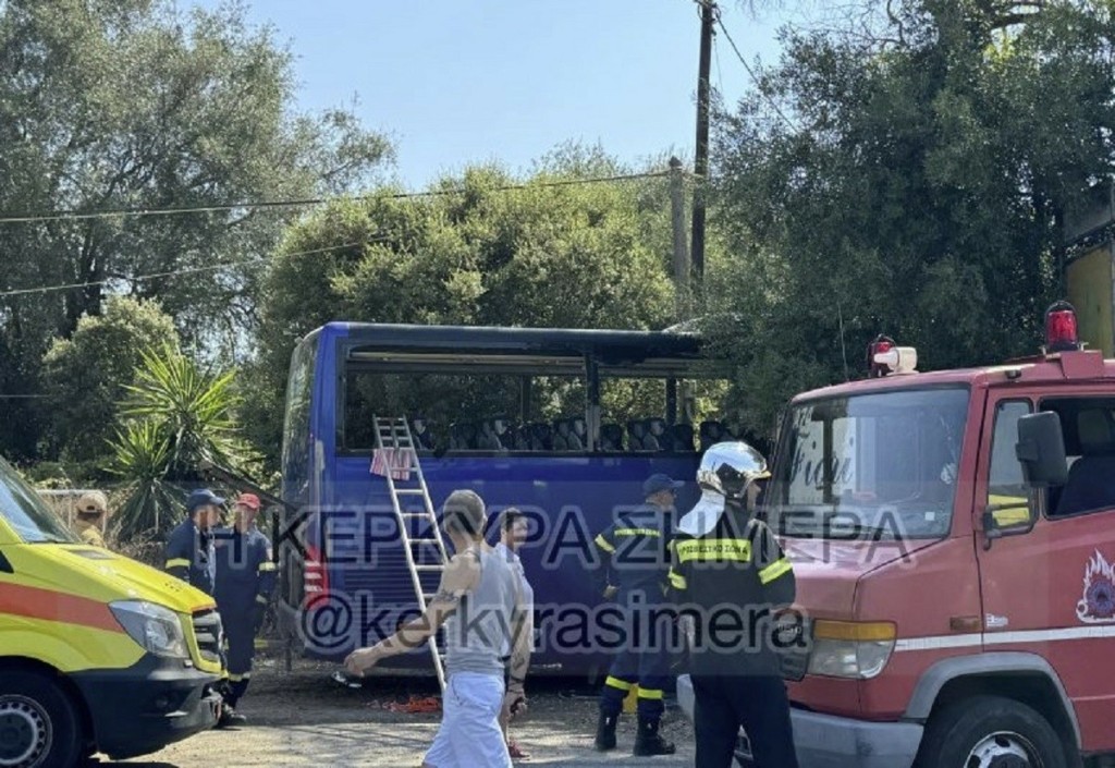 Κέρκυρα: Σφήνωσε στο σταθμευμένο φορτηγό το τουριστικό λεωφορείο – Νεκρός ο οδηγός, απεγκλωβίστηκαν τραυματίες μητέρα και παιδί