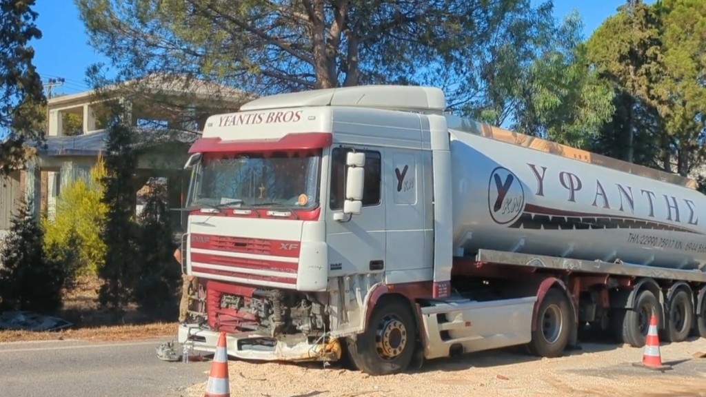 Λεωφόρος Πόρτο Ράφτη: Βυτιοφόρο συγκρούστηκε με Ι.Χ. – Χωρίς τις αισθήσεις του ανασύρθηκε ο οδηγός του αυτοκινήτου (vid)