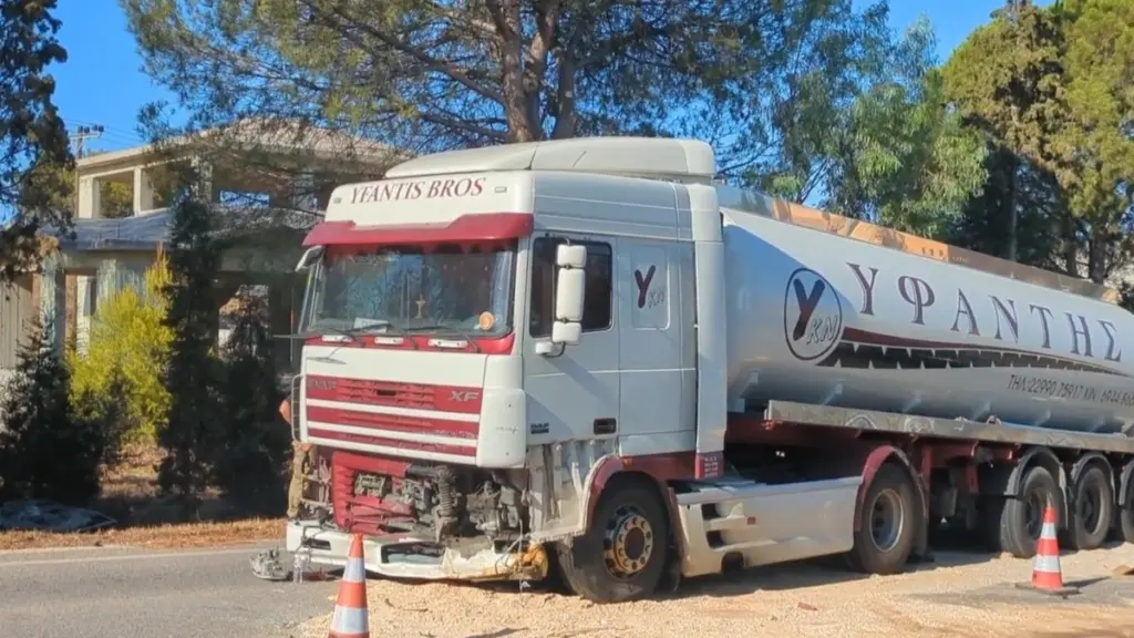 Λεωφόρος Πόρτο Ράφτη: Βυτιοφόρο συγκρούστηκε με Ι.Χ. – Χωρίς τις αισθήσεις του ανασύρθηκε ο οδηγός του αυτοκινήτου (vid)