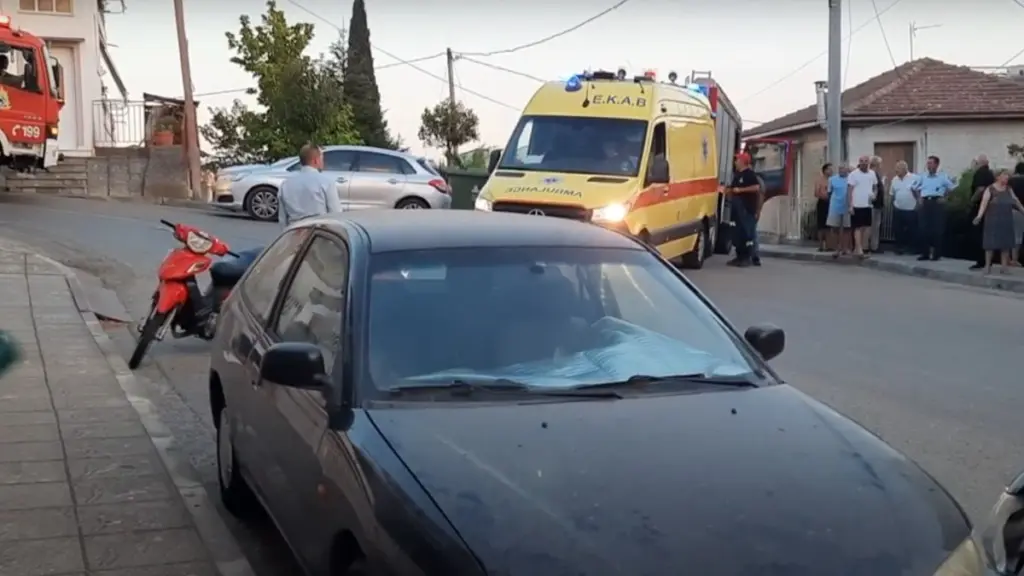 Αγρίνιο: Αυτοκίνητο «μπήκε» σε αυλή σπιτιού – Τραυματίστηκε ο οδηγός (vid)