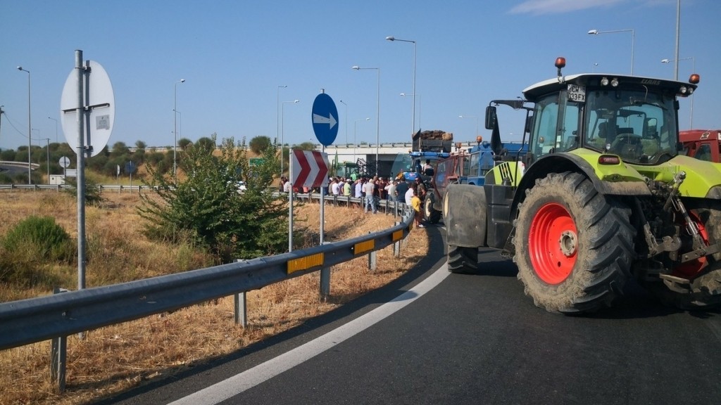 Συνεχίζουν τις κινητοποιήσεις τους οι αγρότες – Ποιους δρόμους κλείνουν με μπλόκα