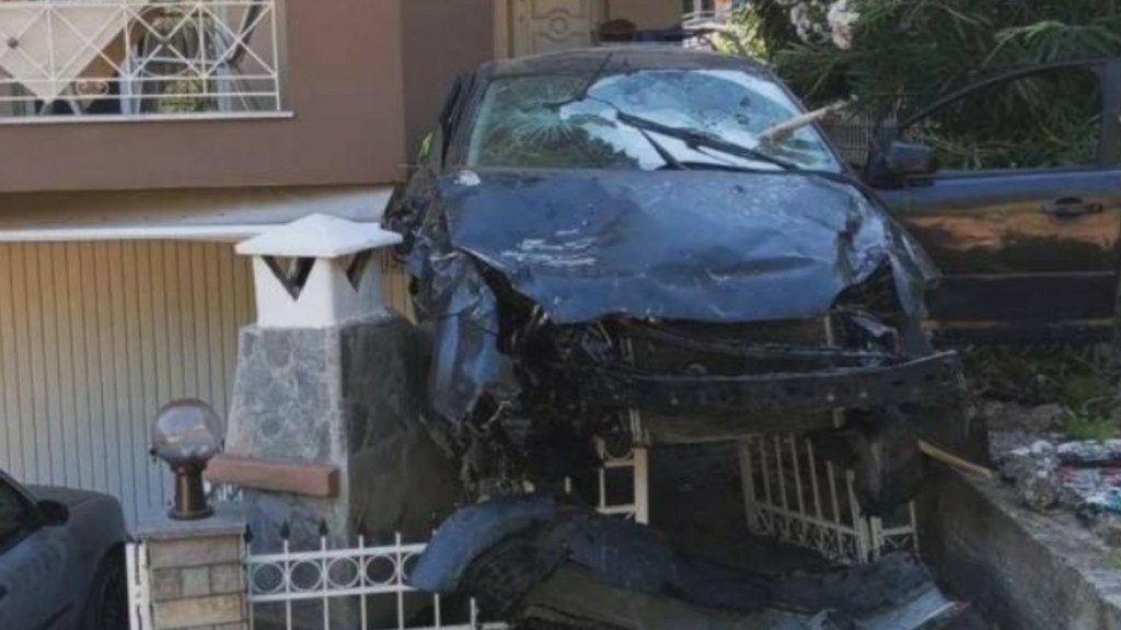 Καβάλα: Αυτοκίνητο έκανε…πτήση 20 μέτρων και προσγειώθηκε σε αυλή σπιτιού