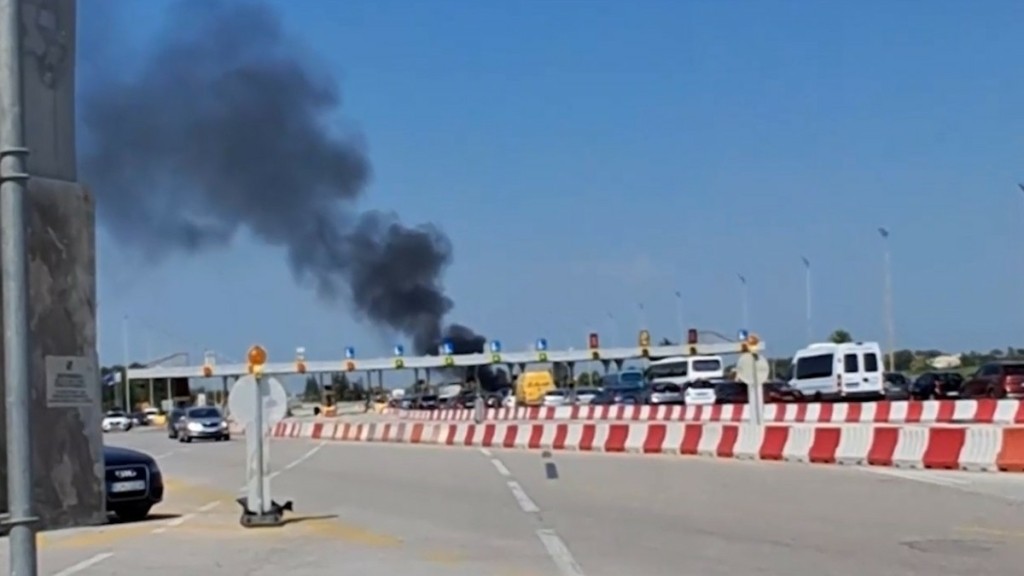 Αυτοκίνητο τυλίχθηκε στις φλόγες στα διόδια των Μαλγάρων (vid)