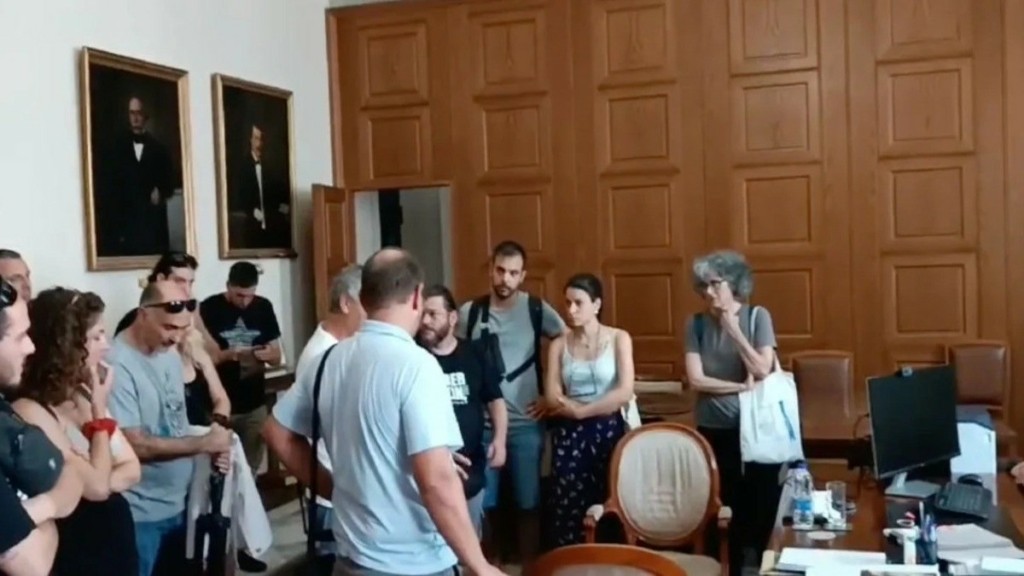 ΕΚΠΑ: “Περάστε έξω από το γραφείο μου ρε!” – Ένταση για την απόλυση υπαλλήλου που έριξε σέρβερ