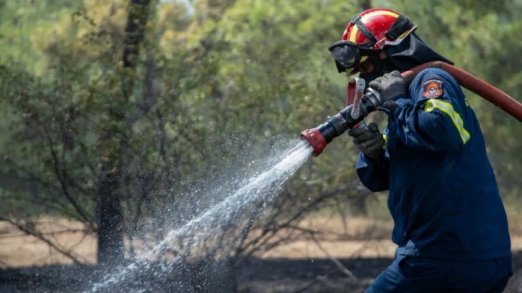 Φωτιά σε δασική έκταση στο Κορωπί – Επιχειρούν 2 ελικόπτερα