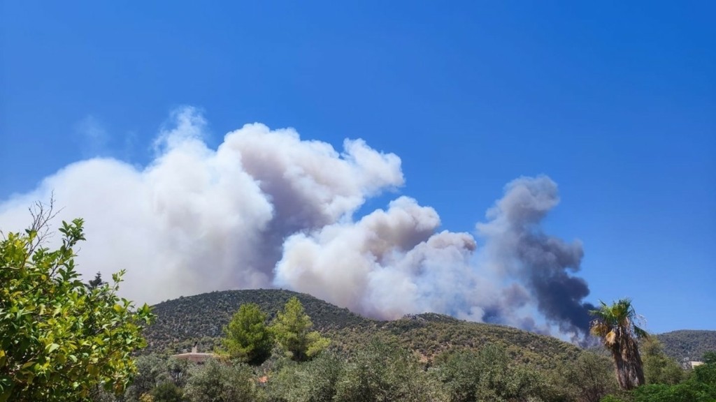 Φωτιά στο Σοφικό Κορινθίας: Κινδύνευσαν πυροσβέστες – Τρεις ελαφρά τραυματίες – Επιχειρούν 19 εναέρια