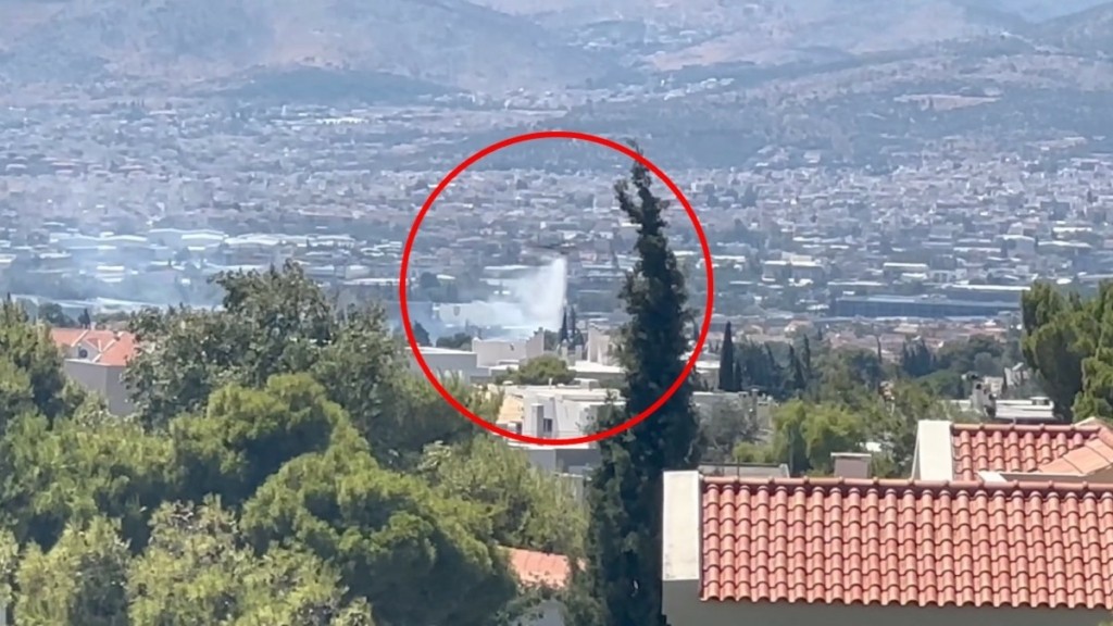 Φωτιά σε οικοδομή στην Κηφισιά – Ρίψεις από ελικόπτερο