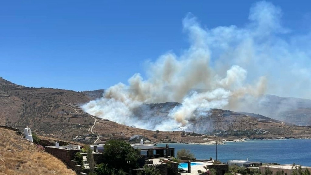 Φωτιά τώρα στον Κούνδουρο στην Τζιά – Ήχησε το 112