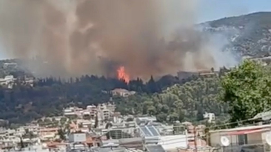 Φωτιά τώρα στην Πάτρα: Κοντά σε σπίτια οι φλόγες, «ήχησε» το 112 -Εκκενώθηκε το Καραμανδάνειο (vids)