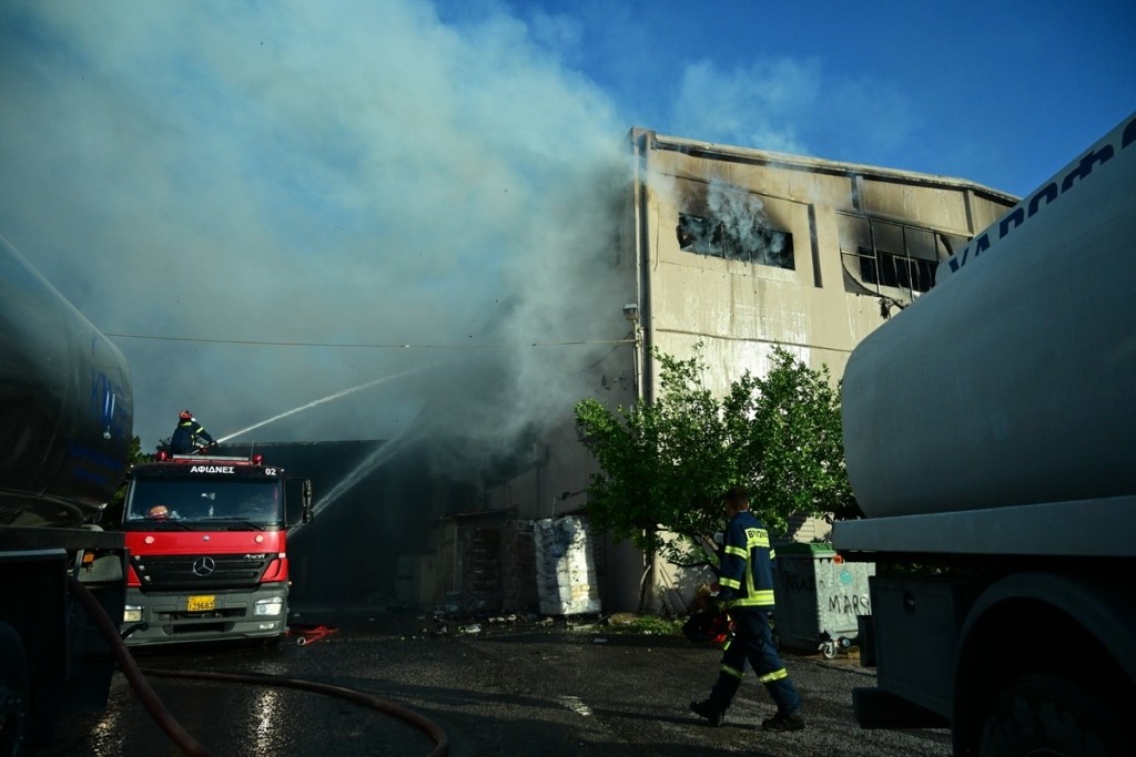 Φωτιά στις Αχαρνές: Καλύτερη η εικόνα, «ήχησε» δύο φορές το 112 -Μάχη με τις φλόγες σε εργοστάσιο με χαρτικά (vid, pics)