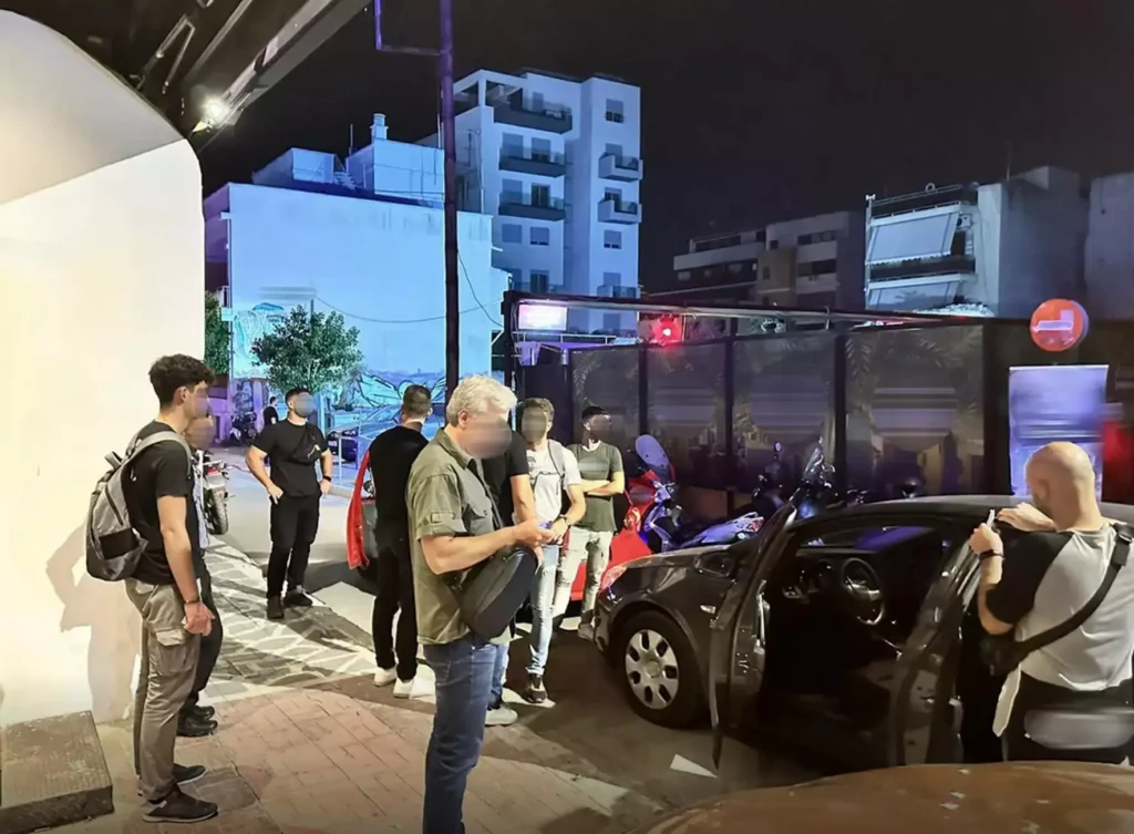 Έξι συλλήψεις σε μεγάλη αστυνομική επιχείρηση στο Γκάζι – Ανάμεσα τους μπράβος που χτύπησε αυτοκίνητο με γκλοπ (pics & vid)
