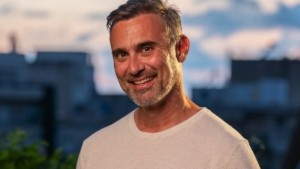 Γιώργος Καπουτζίδης: «Δεν θα μπορούσα να παίξω ένα στρέιτ αγόρι» – Η απάντησή του σε ερώτηση αν ήταν γκει ο Σπύρος του «Παρά 5»