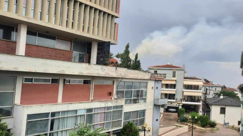 Φωτιά σε δέντρο από κεραυνό στο κέντρο της Κοζάνης