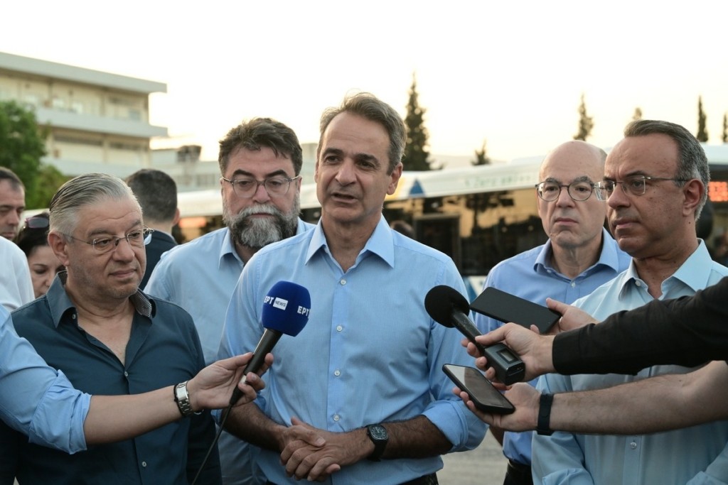 Επίσκεψη Μητσοτάκη στο αμαξοστάσιο της ΟΣΥ: Μέχρι το τέλος του 2025 θα κυκλοφορούν 900 καινούργια λεωφορεία