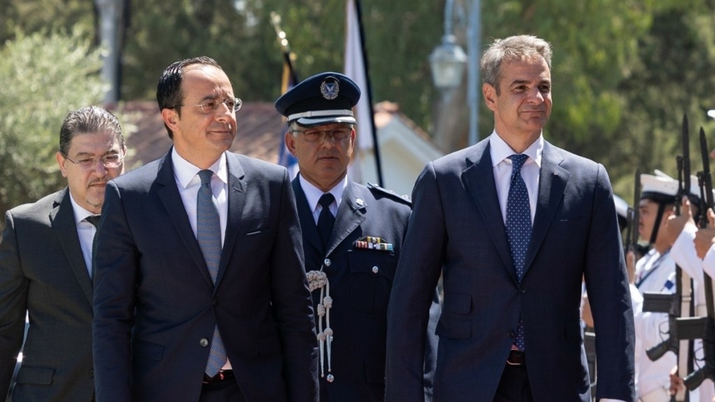 Στην Κύπρο ο Μητσοτάκης για την “μαύρη” επέτειο της εισβολής – “Φιέστα” ετοιμάζει ο Ερντογάν