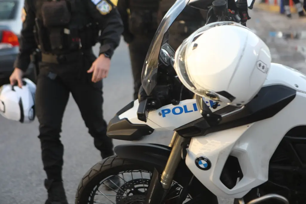 Αιγάλεω: Στα χέρια της αστυνομίας 45χρονος “τσαντάκιας” – Τραυμάτισε πεζό άνδρα και συνελήφθη λίγο αργότερα
