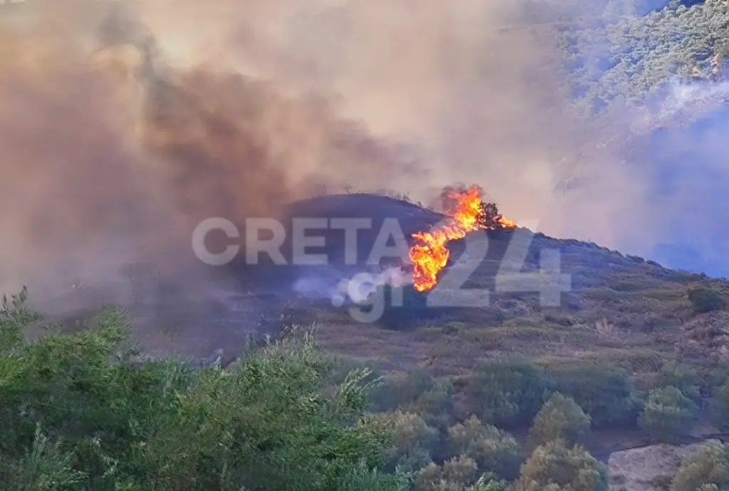 Φωτιά στα Χανιά: Μαίνεται ανεξέλεγκτο το πύρινο μέτωπο – Μπαράζ μηνυμάτων από το 112, εκκενώνονται οικισμοί (pics & vid)