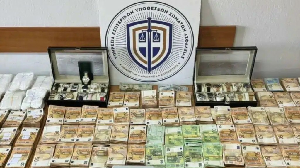 “Μπίζνα” €700.000 με εκβιασμούς καταστηματαρχών στην Αθήνα – Στο “κόλπο” και δημόσιοι υπάλληλοι – 14 συλλήψεις