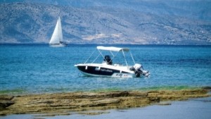 Κεφαλονιά: Ακυβέρνητο σκάφος με 2 επιβαίνοντες – Επιχειρεί το Λιμενικό