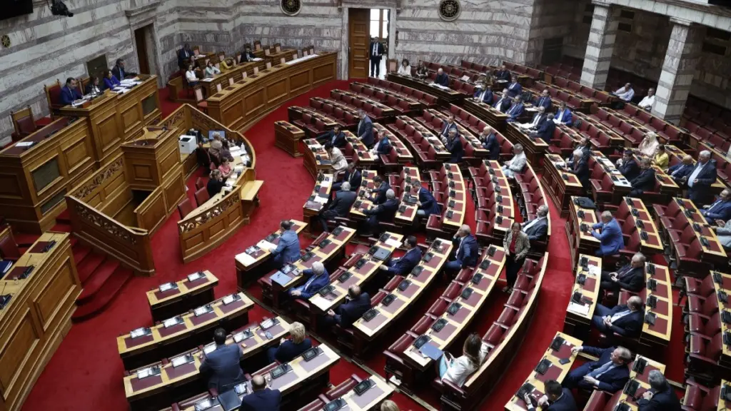«Επίθεση» Μαξίμου σε Ανδρουλάκη για το «παρών» στα δωρεάν απογευματινά χειρουργεία