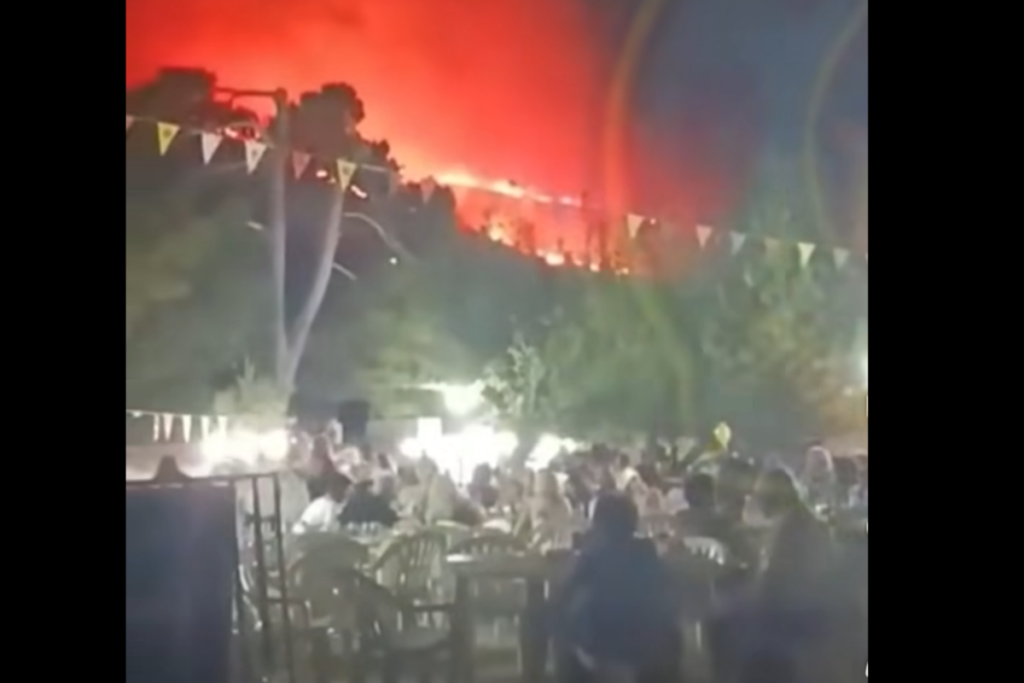 Απίστευτο βίντεο από τη Ζάκυνθο: Γλεντούσαν σε πανηγύρι την ώρα που το νησί καιγόταν!