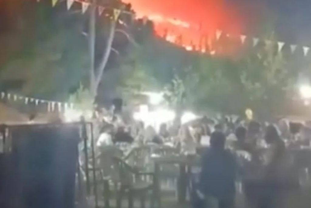 Ζάκυνθος: «Επειδή είχε φωτιά έπρεπε να κλείσει το νησί;» -Η αδιανόητη απάντηση στο DEBATER για το γλέντι εν μέσω πυρκαγιάς