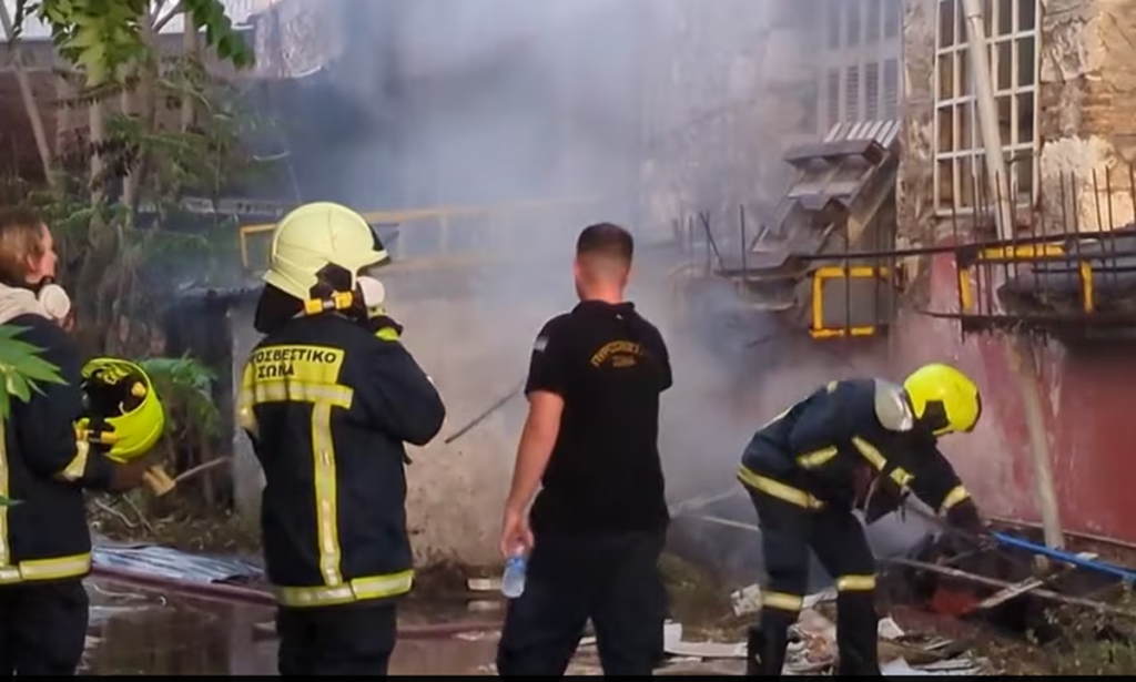 Υπό μερικό έλεγχο η φωτιά σε κτίριο στον Ταύρο