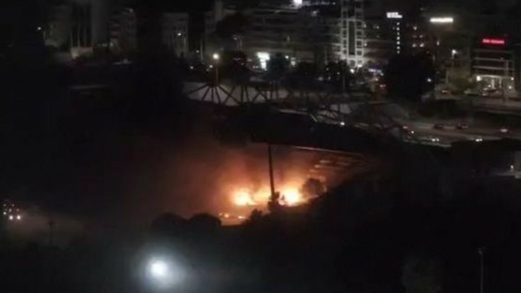 Φωτιά στο παλιό Ολυμπιακό Κέντρο Beach Volley στο Φάληρο