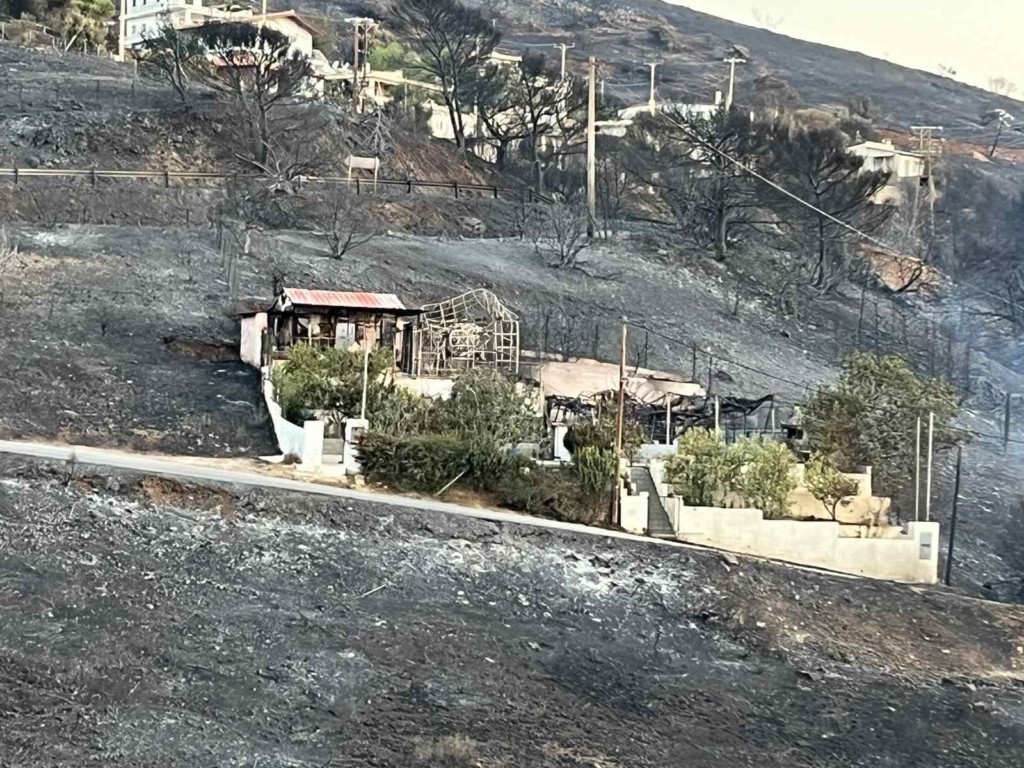 Κερατέα: Καήκαν τα σπίτια εθελοντών την ώρα που έσωζαν περιουσίες συμπολιτών τους