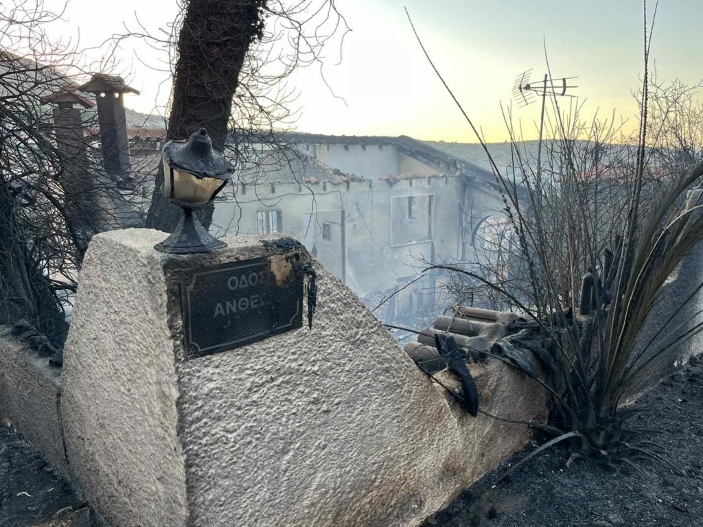 Κερατέα, η επόμενη ημέρα μέσα από φωτογραφίες -Καμένα σπίτια και αγανάκτηση