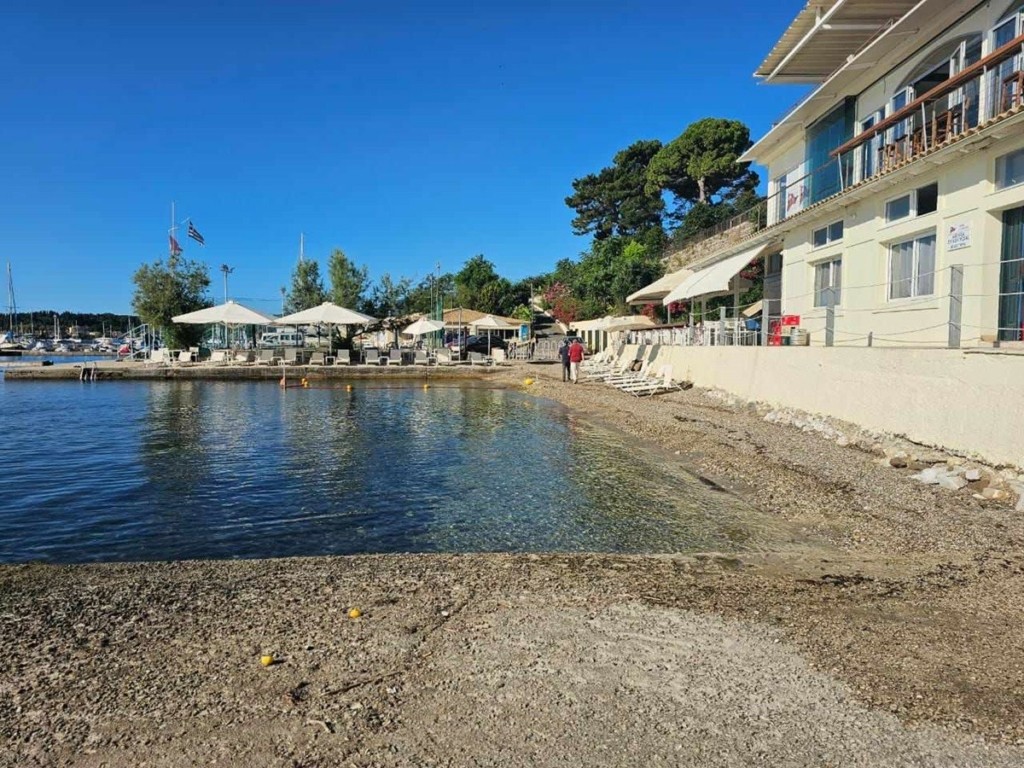 Κέρκυρα: Επέμβαση Κτηματικής Υπηρεσίας και ΕΛΑΣ σε παραλία – «Ξήλωσαν» ξαπλώστρες και τραπεζοκαθίσματα