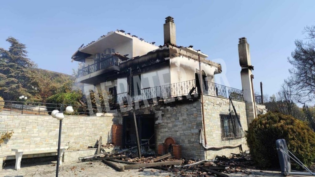 Φωτιά στη Θέρμη Θεσσαλονίκης: Ζημιές σε δυο σπίτια και μια αποθήκη – Αποκλειστικές εικόνες του DEBATER