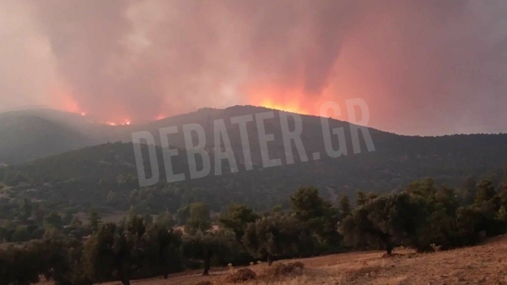 Εύβοια: Μαίνεται ανεξέλεγκτη η πυρκαγιά – Στην περιοχή ο Κικίλιας