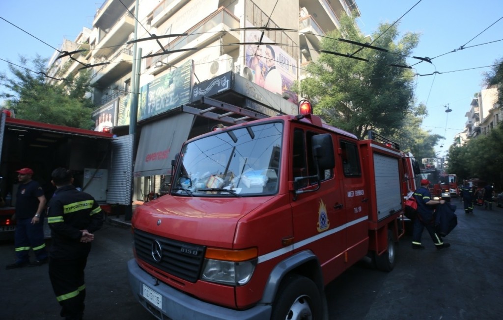 Φωτιά στην Αγίου Μελετίου: Ολονύχτια μάχη της πυροσβεστικής – Απεγκλωβίστηκαν 10 άτομα
