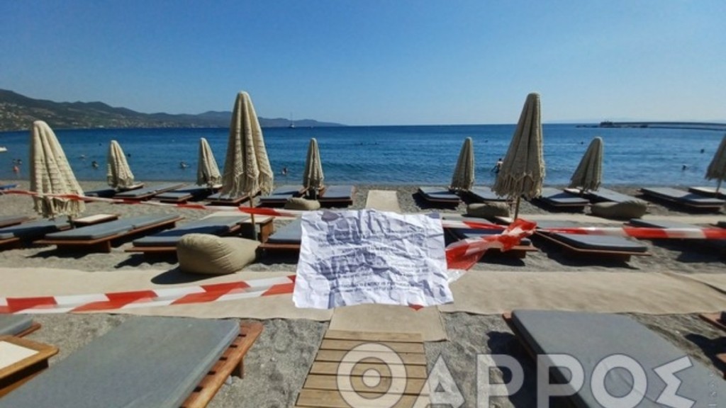 Παίρνοντας πίσω τις ακτές μας: Σφράγισαν κατάστημα στην Καλαμάτα – Απομάκρυναν ομπρέλες και ξαπλώστρες από τον Πολύγυρο