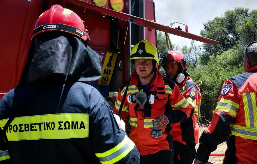 Πυρκαγιά σε χώρο με απορρίμματα στον Ασπρόπυργο – Σηκώθηκαν εναέρια μέσα