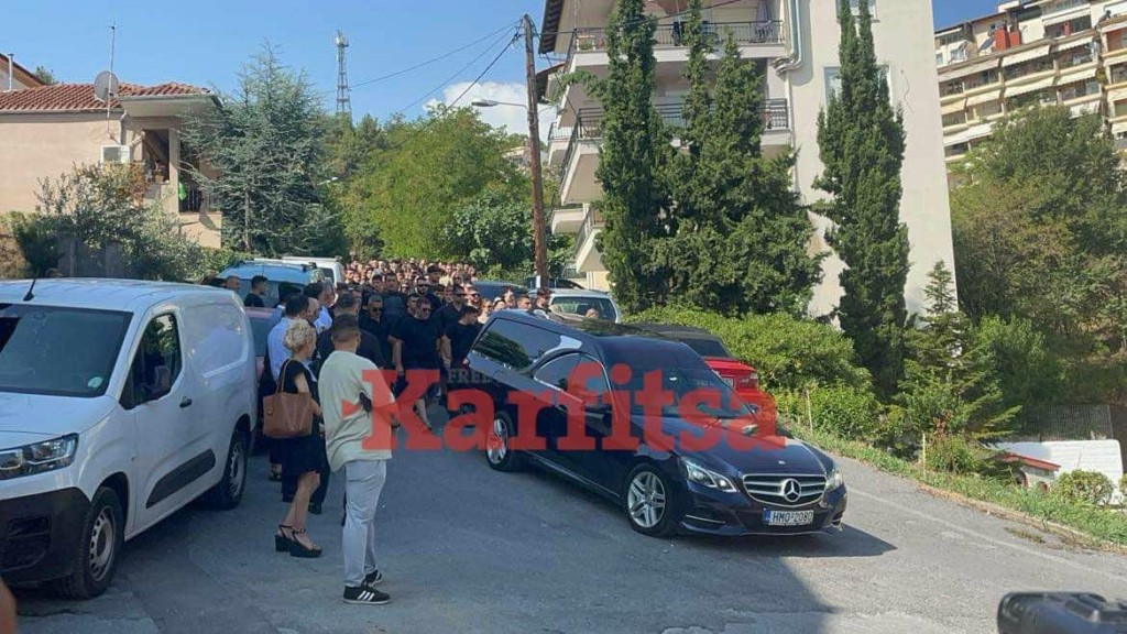 Σε εξέλιξη η κηδεία του 19χρονου Γιάννη που σκοτώθηκε σε λούνα παρκ στη Χαλκιδική