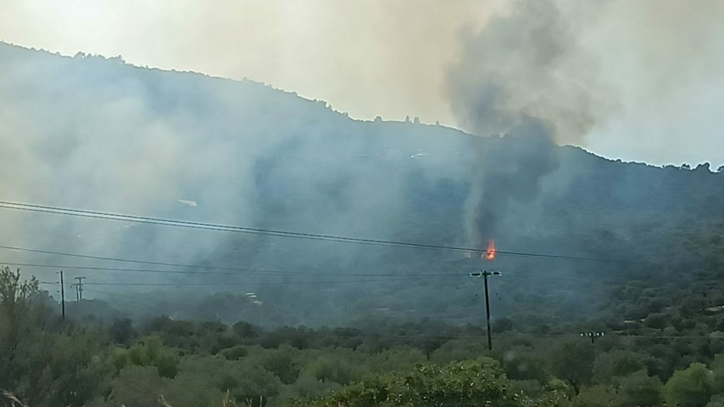 Φωτιά σε δασική έκταση στην πίσω πλευρά των Μεθάνων – 10 εναέρια στη μάχη