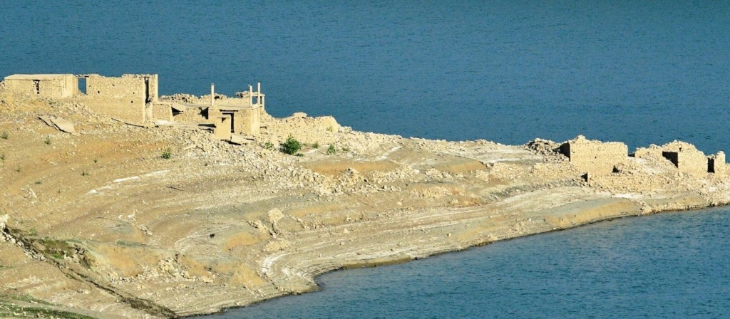Απίστευτο! Εμφανίστηκε οικισμός από τη λειψυδρία που ήταν βυθισμένος σε λίμνη (pic)