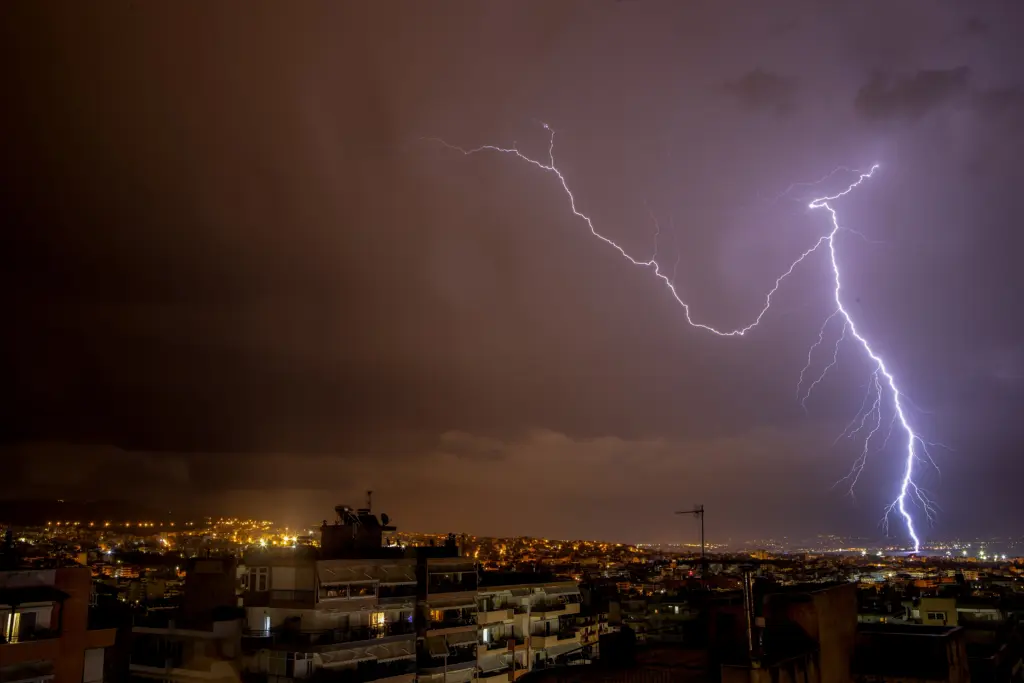 Προειδοποίηση Μαρουσάκη για το Σαββατοκύριακο: Κίνδυνος για ανεμοστρόβιλους, κεραυνούς υδροστρόβιλους
