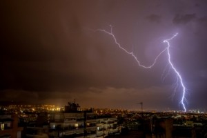 Καταιγίδα σαρώνει την Αττική – Ισχυρές βροχές στα βόρεια προάστια